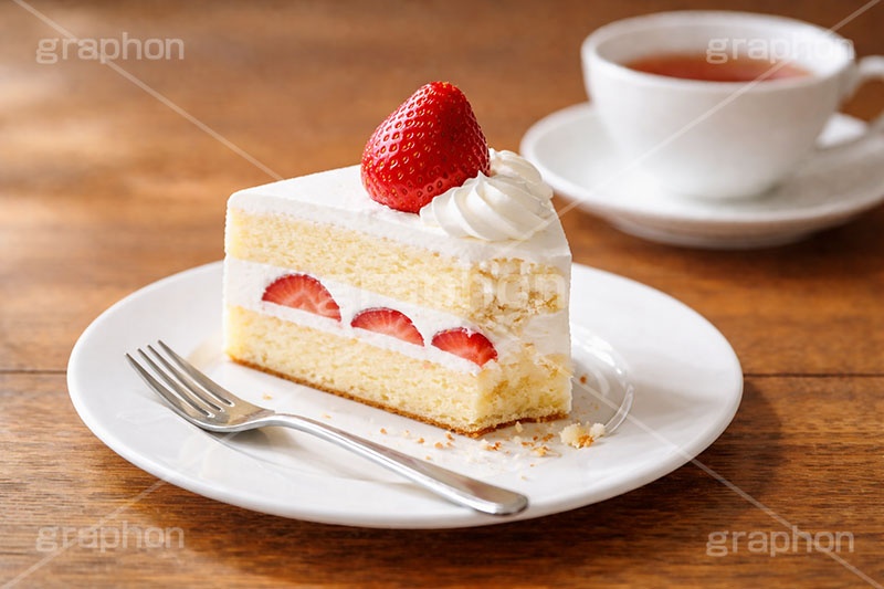 食べかけのケーキ,食べかけ,途中,苺のショートケーキ,ケーキ,いちご,イチゴ,苺,ストロベリー,ショートケーキ,生クリーム,砂糖,クリーム,スイート,デザート,スイーツ,フォーク,甘い,洋菓子,菓子,お菓子,ティーカップ,紅茶,sweet,cream,strawberry,cake,dessert,fork,AI生成素材