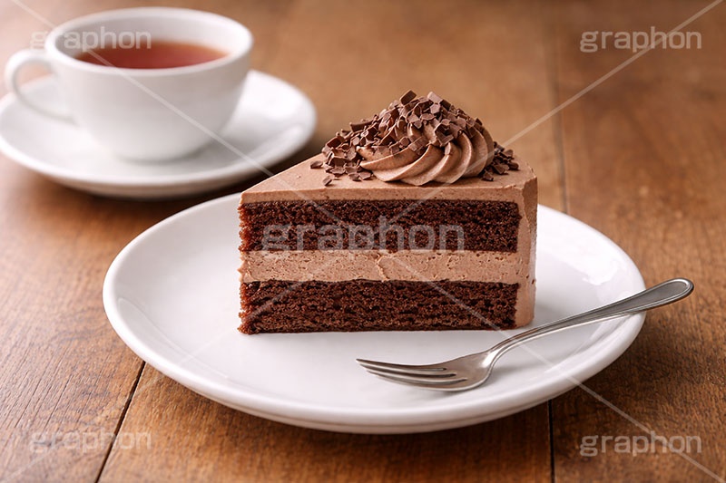 チョコレートのショートケーキ,ケーキ,チョコ,チョコレート,ショートケーキ,クリーム,スイート,デザート,スイーツ,フォーク,甘い,洋菓子,菓子,お菓子,ティーカップ,紅茶,sweet,cream,chocolate,cake,dessert,fork,AI生成素材
