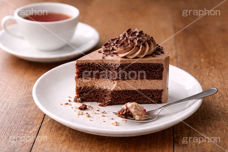 食べかけのチョコレートケーキ,食べかけのケーキ,食べかけ,途中,チョコレートのショートケーキ,ケーキ,チョコ,チョコレート,ショートケーキ,クリーム,スイート,デザート,スイーツ,フォーク,甘い,洋菓子,菓子,お菓子,ティーカップ,紅茶,sweet,cream,chocolate,cake,dessert,fork,AI生成素材