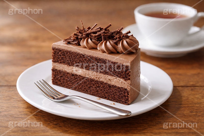 チョコレートのショートケーキ,ケーキ,チョコ,チョコレート,ショートケーキ,クリーム,スイート,デザート,スイーツ,フォーク,甘い,洋菓子,菓子,お菓子,ティーカップ,紅茶,sweet,cream,chocolate,cake,dessert,fork,AI生成素材