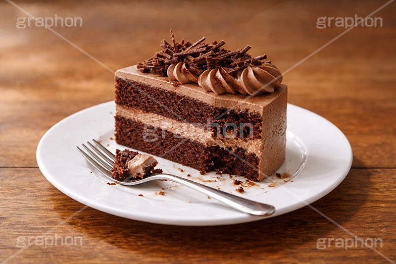 食べかけのチョコレートケーキ,食べかけのケーキ,食べかけ,途中,チョコレートのショートケーキ,ケーキ,チョコ,チョコレート,ショートケーキ,クリーム,スイート,デザート,スイーツ,フォーク,甘い,洋菓子,菓子,お菓子,ティーカップ,紅茶,sweet,cream,chocolate,cake,dessert,fork,AI生成素材