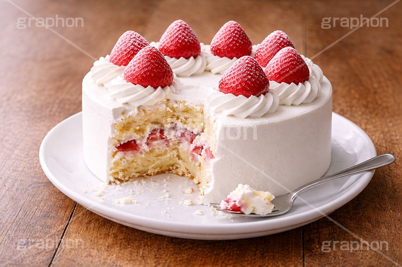 食べかけのケーキ,食べかけ,途中,苺のホールケーキ,ケーキ,いちご,イチゴ,苺,ストロベリー,ホールケーキ,ホール,生クリーム,砂糖,クリーム,スイート,デザート,スイーツ,フォーク,甘い,洋菓子,菓子,お菓子,誕生日,クリスマス,1人,ぼっち,シュール,おもしろ,面白い,birthday,christmas,sweet,cream,strawberry,cake,dessert,fork,AI生成素材