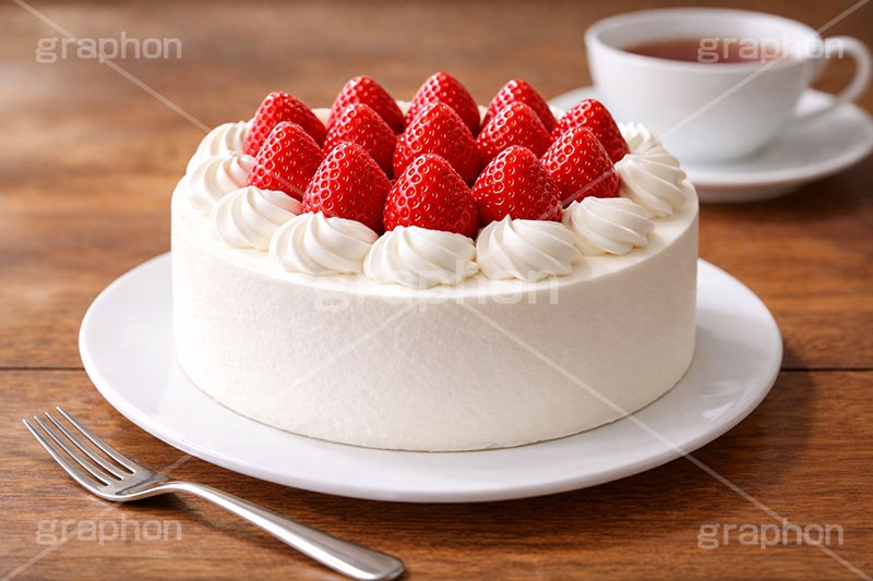 苺のホールケーキ,ケーキ,いちご,イチゴ,苺,ストロベリー,ホールケーキ,ホール,生クリーム,砂糖,クリーム,スイート,デザート,スイーツ,フォーク,甘い,洋菓子,菓子,お菓子,ティーカップ,紅茶,誕生日,クリスマス,birthday,christmas,sweet,cream,strawberry,cake,dessert,fork,AI生成素材