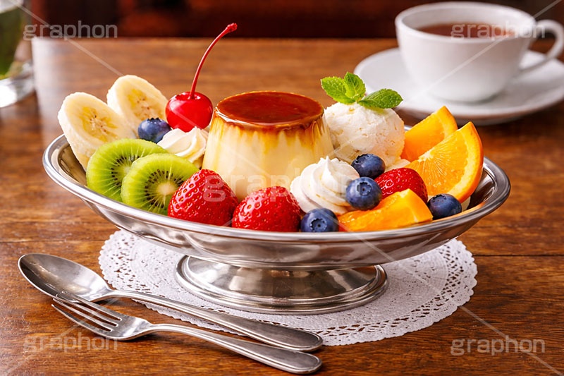 プリンアラモード,プリン,ぷりん,プディング,カラメル,喫茶店,純喫茶,カフェ,クリーム,生クリーム,アイスクリーム,フルーツ,いちご,ベリー,ブルーベリー,さくらんぼ,サクランボ,キウイ,キウイフルーツ,オレンジ,バナナ,ミント,ペパーミント,たまご,デザート,おやつ,スイーツ,菓子,お菓子,焼菓子,焼き菓子,甘い,ティーカップ,紅茶,スプーン,フォーク,銀食器,sweet,pudding,spoon,fork,mint,AI生成素材