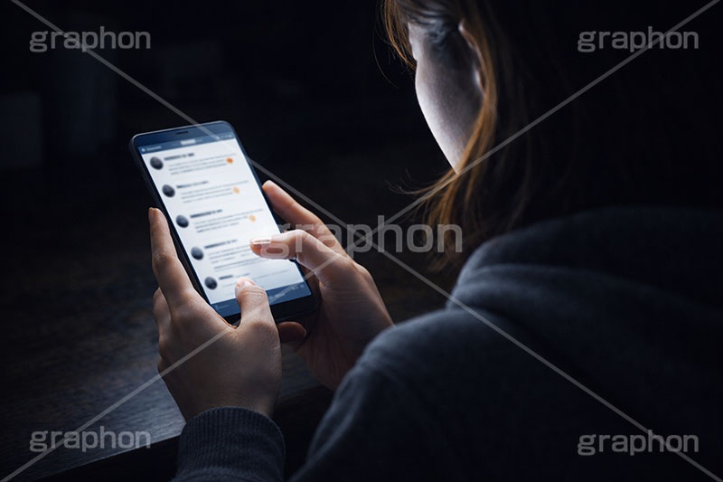 誹謗中傷,中傷,加害,加害者,開示,操作,掲示板,SNS,BBS,投稿,書き込み,こっそり,スマホ,スマートフォン,携帯,手,人物,女性,インターネット,デジタル,秘密,内緒,phone,digital,Internet,hand,computer,AI生成素材