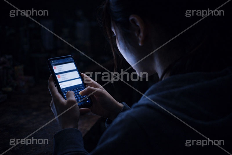 誹謗中傷,中傷,加害,加害者,開示,操作,掲示板,SNS,BBS,投稿,書き込み,こっそり,スマホ,スマートフォン,携帯,手,人物,女性,インターネット,デジタル,秘密,内緒,phone,digital,Internet,hand,computer,AI生成素材