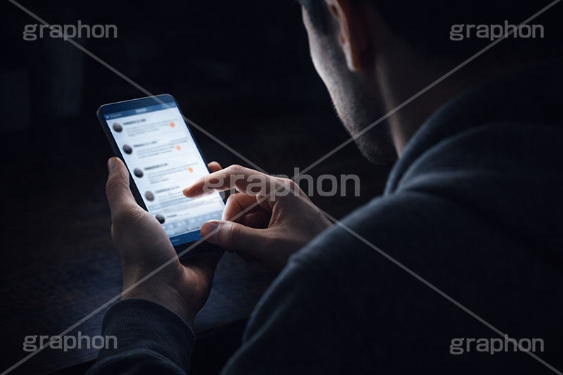 誹謗中傷,中傷,加害,加害者,開示,操作,掲示板,SNS,BBS,投稿,書き込み,こっそり,スマホ,スマートフォン,携帯,手,人物,男性,インターネット,デジタル,秘密,内緒,phone,digital,Internet,hand,computer,AI生成素材