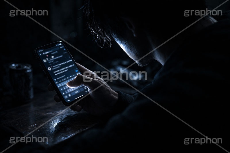 誹謗中傷,中傷,加害,加害者,開示,操作,掲示板,SNS,BBS,投稿,書き込み,こっそり,スマホ,スマートフォン,携帯,手,人物,男性,インターネット,デジタル,秘密,内緒,phone,digital,Internet,hand,computer,AI生成素材