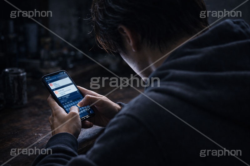 誹謗中傷,中傷,加害,加害者,開示,操作,掲示板,SNS,BBS,投稿,書き込み,こっそり,スマホ,スマートフォン,携帯,手,人物,男性,インターネット,デジタル,秘密,内緒,phone,digital,Internet,hand,computer,AI生成素材