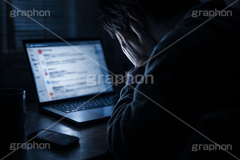 誹謗中傷,中傷,被害,被害者,開示,操作,掲示板,SNS,BBS,投稿,書き込み,こっそり,キーボード,パソコン,PC,手,人物,男性,インターネット,デジタル,秘密,内緒,keyboard,digital,Internet,hand,computer,AI生成素材