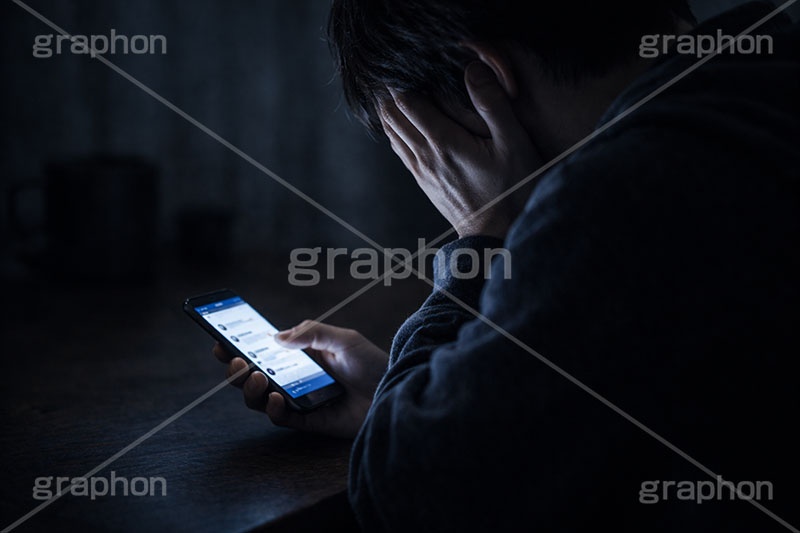 誹謗中傷,中傷,被害,被害者,開示,操作,掲示板,SNS,BBS,投稿,書き込み,こっそり,スマホ,スマートフォン,携帯,手,人物,男性,インターネット,デジタル,秘密,内緒,phone,digital,Internet,hand,computer,AI生成素材