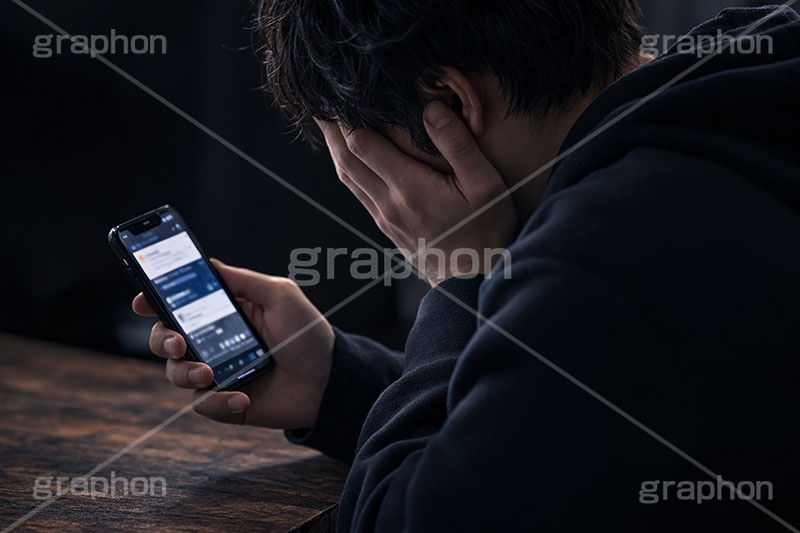 誹謗中傷,中傷,被害,被害者,開示,操作,掲示板,SNS,BBS,投稿,書き込み,こっそり,スマホ,スマートフォン,携帯,手,人物,男性,インターネット,デジタル,秘密,内緒,phone,digital,Internet,hand,computer,AI生成素材