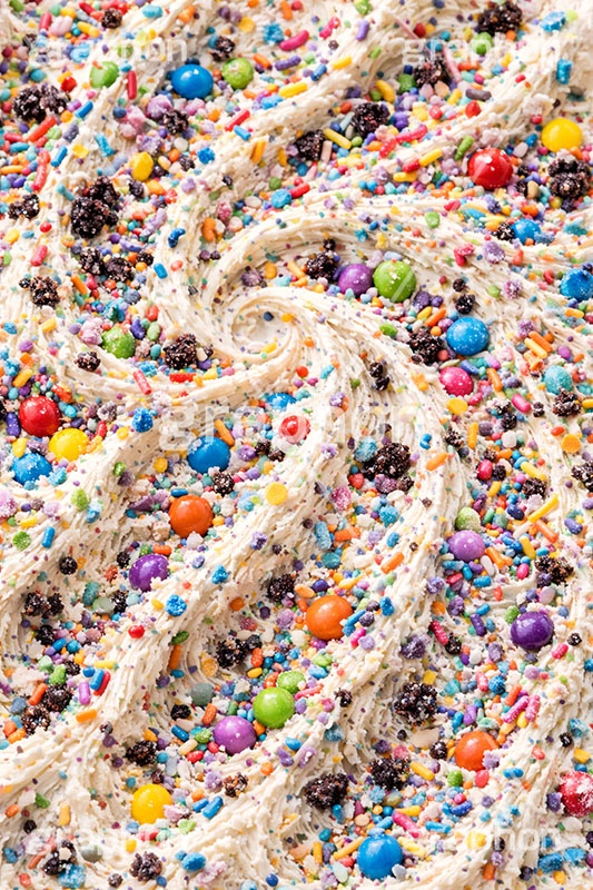 トッピングアイス,トッピング,マーブルチョコレート,マーブル,カラフルスプレー,クッキークリームアイス,クッキークリーム,チョコレートアイス,ココア,チョコ,バニラ,バニラアイス,アイスクリーム,ソフトクリーム,アイス,クリーム,フレーバー,清凉,夏,涼,冷,スイーツ,デザート,おやつ,菓子,お菓子,冷菓子,甘い,カロリー,テクスチャー,テクスチャ,texture,sweet,summer,icecream,ice,chocolate,cookie,cream,vanilla,AI生成素材