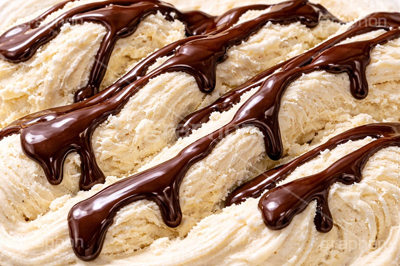 チョコレートソース,チョコレート,チョコ,バニラアイス,アイスクリーム,バニラ,ソフトクリーム,アイス,クリーム,フレーバー,清凉,夏,涼,冷,スイーツ,デザート,おやつ,菓子,お菓子,冷菓子,甘い,カロリー,テクスチャー,テクスチャ,垂れ,texture,sweet,summer,icecream,ice,chocolate,vanilla,AI生成素材