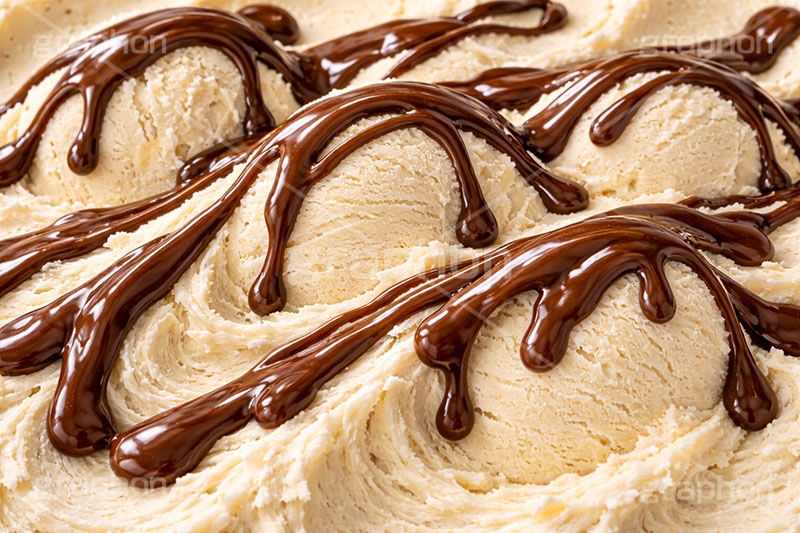 チョコレートソース,チョコレート,チョコ,バニラアイス,アイスクリーム,バニラ,ソフトクリーム,アイス,クリーム,フレーバー,清凉,夏,涼,冷,スイーツ,デザート,おやつ,菓子,お菓子,冷菓子,甘い,カロリー,テクスチャー,テクスチャ,垂れ,texture,sweet,summer,icecream,ice,chocolate,vanilla,AI生成素材