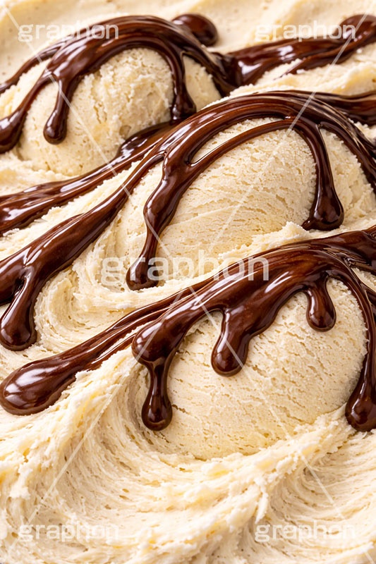 チョコレートソース,チョコレート,チョコ,バニラアイス,アイスクリーム,バニラ,ソフトクリーム,アイス,クリーム,フレーバー,清凉,夏,涼,冷,スイーツ,デザート,おやつ,菓子,お菓子,冷菓子,甘い,カロリー,テクスチャー,テクスチャ,垂れ,texture,sweet,summer,icecream,ice,chocolate,vanilla,AI生成素材