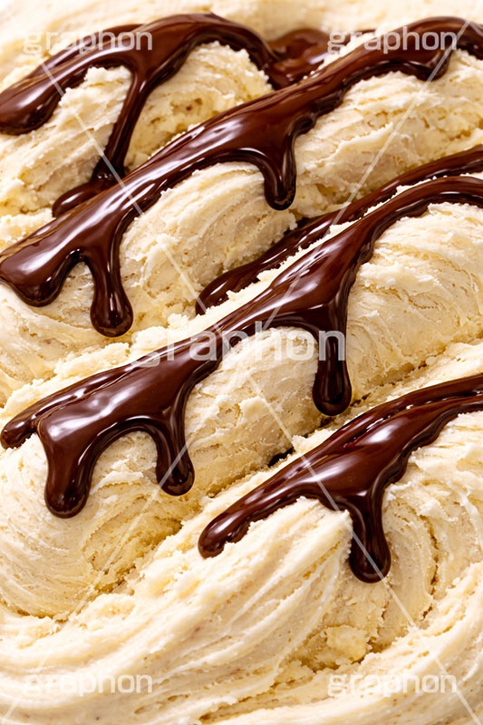 チョコレートソース,チョコレート,チョコ,バニラアイス,アイスクリーム,バニラ,ソフトクリーム,アイス,クリーム,フレーバー,清凉,夏,涼,冷,スイーツ,デザート,おやつ,菓子,お菓子,冷菓子,甘い,カロリー,テクスチャー,テクスチャ,垂れ,texture,sweet,summer,icecream,ice,chocolate,vanilla,AI生成素材