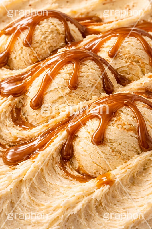 キャラメルソース,キャラメル,バニラアイス,アイスクリーム,バニラ,ソフトクリーム,アイス,クリーム,フレーバー,清凉,夏,涼,冷,スイーツ,デザート,おやつ,菓子,お菓子,冷菓子,甘い,カロリー,テクスチャー,テクスチャ,垂れ,texture,sweet,summer,icecream,ice,caramel,vanilla,AI生成素材