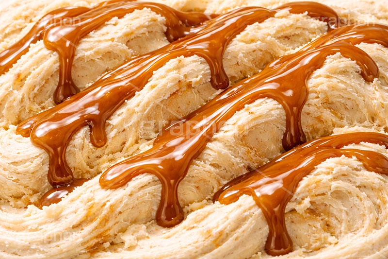 キャラメルソース,キャラメル,バニラアイス,アイスクリーム,バニラ,ソフトクリーム,アイス,クリーム,フレーバー,清凉,夏,涼,冷,スイーツ,デザート,おやつ,菓子,お菓子,冷菓子,甘い,カロリー,テクスチャー,テクスチャ,垂れ,texture,sweet,summer,icecream,ice,caramel,vanilla,AI生成素材