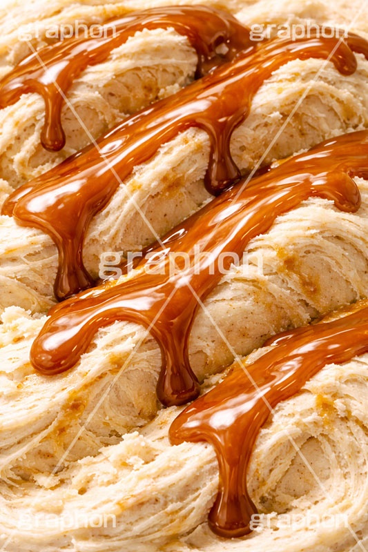 キャラメルソース,キャラメル,バニラアイス,アイスクリーム,バニラ,ソフトクリーム,アイス,クリーム,フレーバー,清凉,夏,涼,冷,スイーツ,デザート,おやつ,菓子,お菓子,冷菓子,甘い,カロリー,テクスチャー,テクスチャ,垂れ,texture,sweet,summer,icecream,ice,caramel,vanilla,AI生成素材