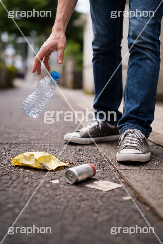 ポイ捨て,ゴミ拾い,拾う,捨てる,ポイ捨て,ごみ,ゴミ,ルール,マナー,空き缶,ペットボトル,路上,罪,悪,ダスト,人物,男性,男,dust,manner,rule,AI生成素材