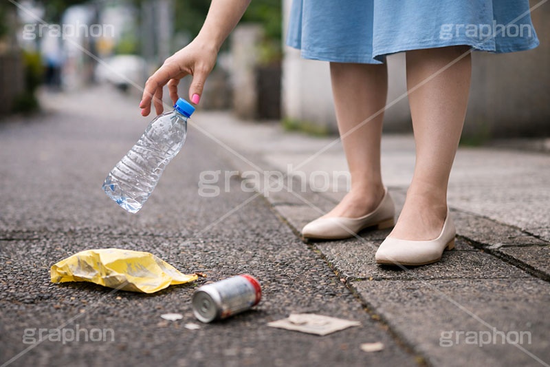 ポイ捨て,ゴミ拾い,拾う,捨てる,ポイ捨て,ごみ,ゴミ,ルール,マナー,空き缶,ペットボトル,路上,罪,悪,ダスト,人物,女性,女,dust,manner,rule,AI生成素材