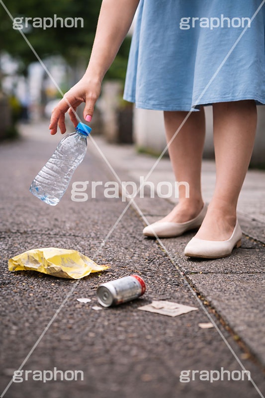 ポイ捨て,ゴミ拾い,拾う,捨てる,ポイ捨て,ごみ,ゴミ,ルール,マナー,空き缶,ペットボトル,路上,罪,悪,ダスト,人物,女性,女,dust,manner,rule,AI生成素材
