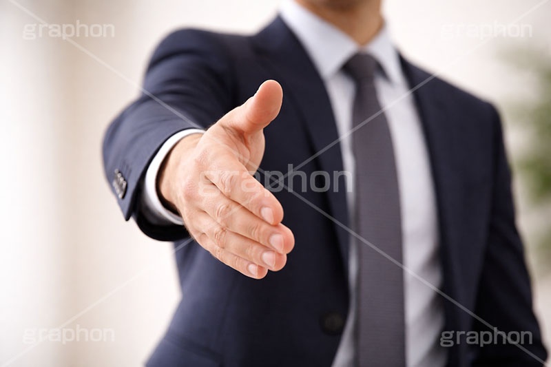 握手,君と握手！,紹介,自己紹介,初対面,顔合せ,顔合わせ,会,サラリーマン,リーマン,ビジネス,仕事,オフィス,スーツ,ネクタイ,背広,男性,男,青年,ワイシャツ,手,イメージ,職場,営業,就職,就活,転職,打ち合わせ,打合せ,ミーティング,会議,取引,成立,協力,人物,コミュニケーション,business,work,office,suit,hand,image,meeting,manner,communication,AI生成素材