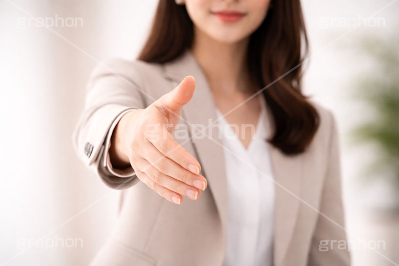 握手,君と握手！,紹介,自己紹介,初対面,顔合せ,顔合わせ,会,サラリーマン,リーマン,ビジネス,仕事,オフィス,スーツ,女性,女,手,イメージ,職場,営業,就職,就活,転職,打ち合わせ,打合せ,ミーティング,会議,取引,成立,協力,人物,コミュニケーション,business,work,office,suit,hand,image,meeting,manner,communication,AI生成素材