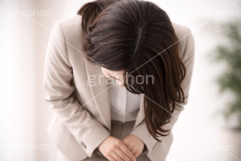 謝罪,挨拶,あいさつ,お辞儀,おじぎ,紹介,自己紹介,初対面,顔合せ,顔合わせ,会,サラリーマン,リーマン,ビジネス,仕事,オフィス,スーツ,女性,女,イメージ,職場,営業,就職,就活,転職,打ち合わせ,打合せ,ミーティング,会議,取引,成立,協力,人物,コミュニケーション,communication,business,work,office,suit,image,meeting,manner,AI生成素材