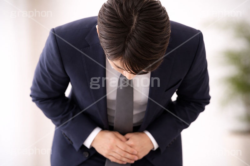 謝罪,挨拶,あいさつ,お辞儀,おじぎ,紹介,自己紹介,初対面,顔合せ,顔合わせ,会,サラリーマン,リーマン,ビジネス,仕事,オフィス,スーツ,ネクタイ,背広,男性,男,青年,ワイシャツ,イメージ,職場,営業,就職,就活,転職,打ち合わせ,打合せ,ミーティング,会議,取引,成立,協力,人物,コミュニケーション,communication,business,work,office,suit,image,meeting,manner,AI生成素材