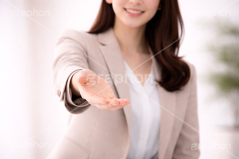 差し伸べる,ヘルプ,助け,握手,君と握手！,紹介,自己紹介,初対面,顔合せ,顔合わせ,会,サラリーマン,リーマン,ビジネス,仕事,オフィス,スーツ,女性,女,ワイシャツ,手,イメージ,職場,営業,就職,就活,転職,打ち合わせ,打合せ,ミーティング,会議,取引,成立,協力,人物,コミュニケーション,business,work,office,suit,hand,image,meeting,manner,communication,AI生成素材