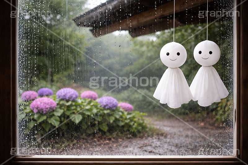 てるてる坊主,あじさい,梅雨,天気,つゆ,アジサイ,紫陽花,窓,軒先,曇る,湿気,水滴,雨粒,イベント,行事,6月,願い,手作り,手づくり,吊る,雨,晴れ,風習,人形,こども,子供,キッズ,kids,weather,rain,japan,june,window,AI生成素材