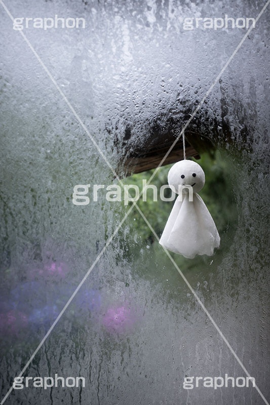 てるてる坊主,紫陽花,天気,梅雨,つゆ,あじさい,アジサイ,窓,軒先,曇る,湿気,水滴,雨粒,イベント,行事,6月,願い,手作り,手づくり,吊る,雨,晴れ,風習,人形,こども,子供,キッズ,kids,weather,rain,japan,june,window,AI生成素材