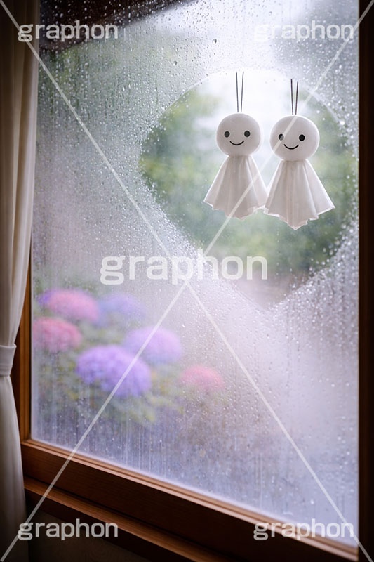 てるてる坊主,窓,水滴,天気,梅雨,つゆ,あじさい,アジサイ,紫陽花,軒先,曇る,湿気,雨粒,イベント,行事,6月,願い,手作り,手づくり,吊る,雨,晴れ,風習,人形,こども,子供,キッズ,kids,weather,rain,japan,june,window,AI生成素材