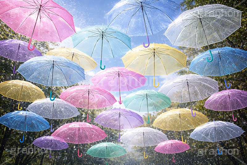 カラフルな傘,梅雨,晴れ,天気,雨,傘,ビニール傘,使い捨て,つゆ,雨粒,6月,吊る,浮く,飛ぶ,舞う,weather,rain,june,umbrella,AI生成素材