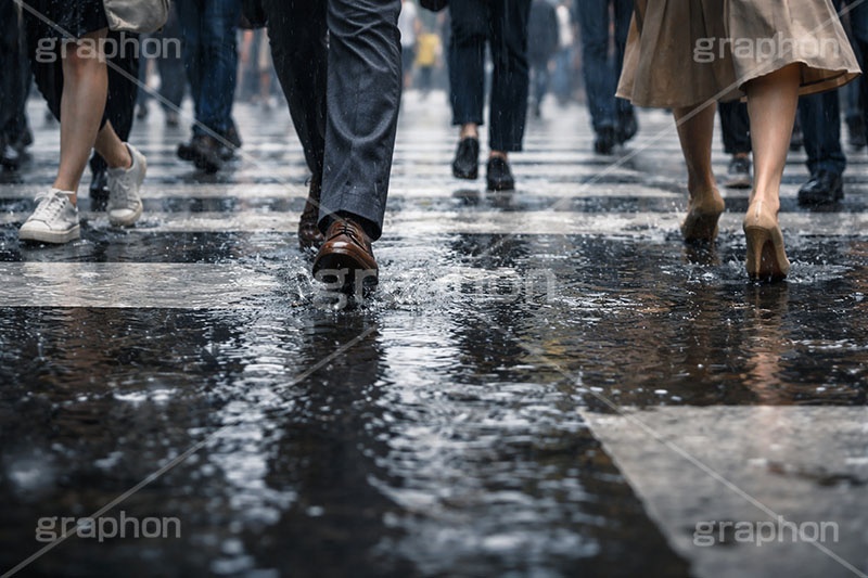 雨の日の交差点,雨の日,雨,梅雨,交差点,信号,横断歩道,足元,道路,アスファルト,水たまり,水溜まり,水しぶき,靴,街角スナップ,rain,asphalt,AI生成素材