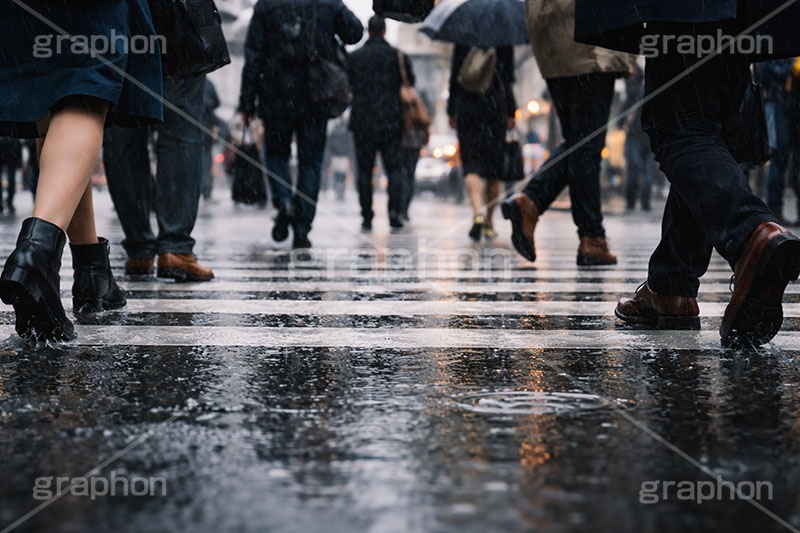 雨の日の交差点,傘,横断歩道,雨の日,雨,梅雨,交差点,信号,足元,道路,アスファルト,水たまり,水溜まり,水しぶき,靴,街角スナップ,rain,asphalt,umbrella,AI生成素材