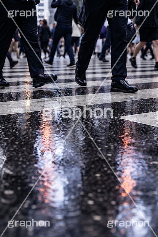 雨の日の交差点,横断歩道,雨の日,雨,梅雨,交差点,信号,足元,道路,アスファルト,水たまり,水溜まり,水しぶき,靴,街角スナップ,rain,asphalt,AI生成素材