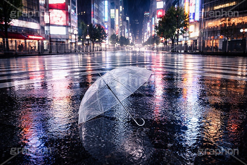 雨の日の交差点,ビニール傘,梅雨,傘,使い捨て,雨の日,雨,都会,無人,交差点,横断歩道,道路,夜,夜景,アスファルト,水たまり,水溜まり,umbrella,rain,asphalt,AI生成素材