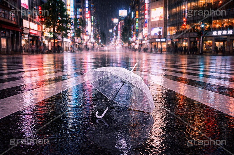 雨の日の交差点,ビニール傘,梅雨,傘,使い捨て,雨の日,雨,都会,無人,交差点,横断歩道,道路,夜,夜景,アスファルト,水たまり,水溜まり,umbrella,rain,asphalt,AI生成素材