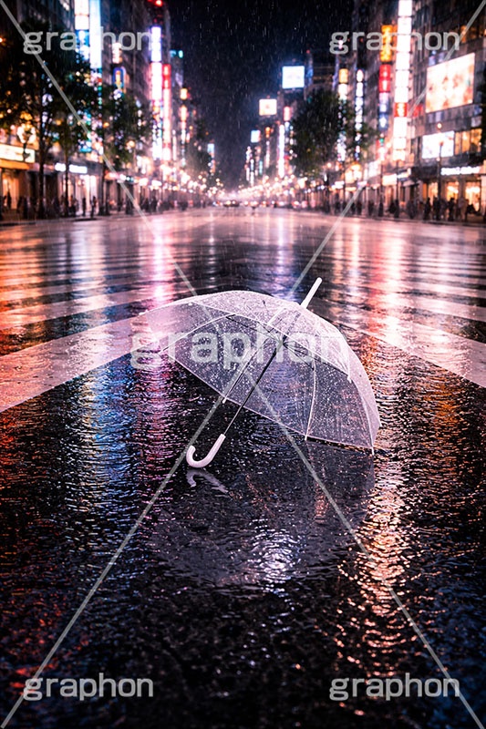 雨の日の交差点,都会,横断歩道,傘,ビニール傘,使い捨て,雨の日,雨,梅雨,無人,交差点,道路,夜,夜景,アスファルト,水たまり,水溜まり,umbrella,rain,asphalt,AI生成素材