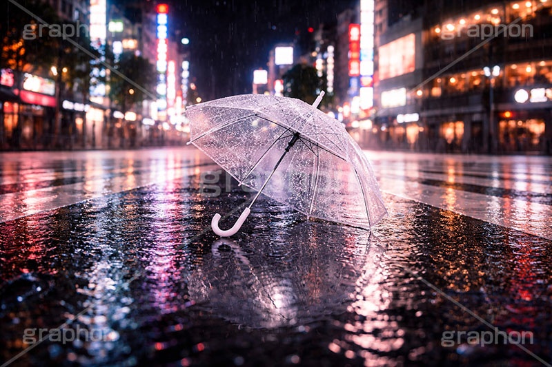 雨の日の交差点,都会,横断歩道,傘,ビニール傘,使い捨て,雨の日,雨,梅雨,無人,交差点,道路,夜,夜景,アスファルト,水たまり,水溜まり,umbrella,rain,asphalt,AI生成素材