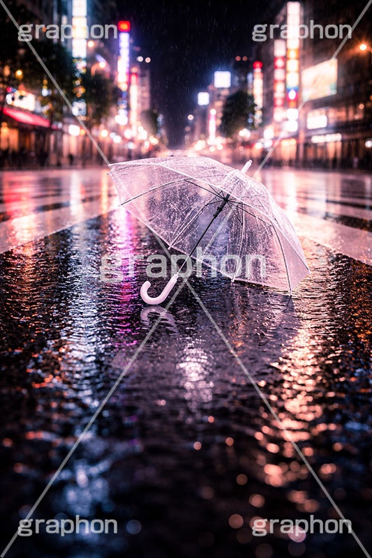 雨の日の交差点,傘,雨の日,ビニール傘,使い捨て,雨,梅雨,都会,無人,交差点,横断歩道,道路,夜,夜景,アスファルト,水たまり,水溜まり,umbrella,rain,asphalt,AI生成素材