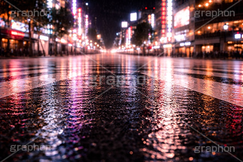 雨の日の交差点,都会,夜景,雨の日,雨,梅雨,無人,交差点,横断歩道,道路,夜,アスファルト,水たまり,水溜まり,rain,asphalt,AI生成素材