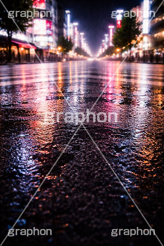 雨の日の交差点,梅雨,都会,夜景,雨の日,雨,無人,交差点,横断歩道,道路,夜,アスファルト,水たまり,水溜まり,rain,asphalt,AI生成素材