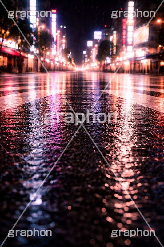 雨の日の交差点,梅雨,都会,夜景,雨の日,雨,無人,交差点,横断歩道,道路,夜,アスファルト,水たまり,水溜まり,rain,asphalt,AI生成素材