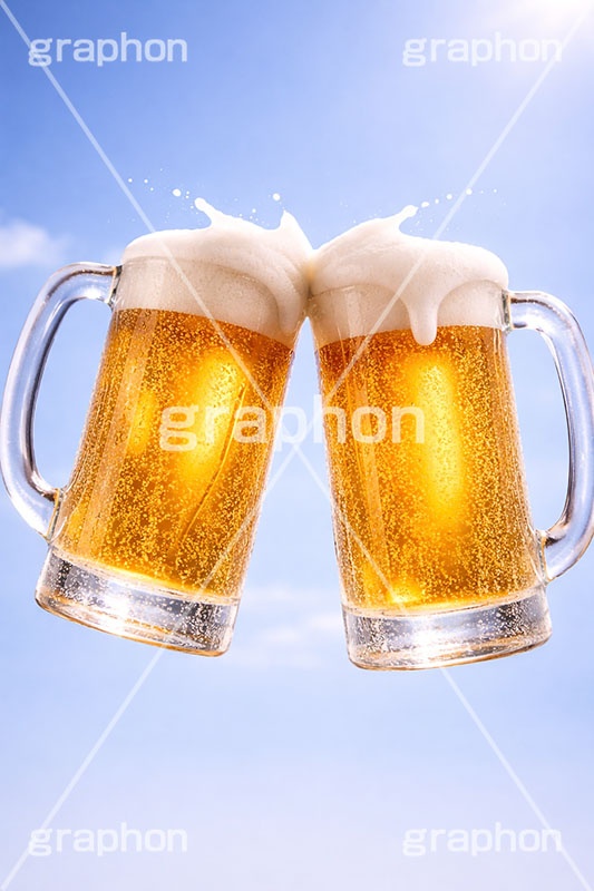 ビールで乾杯,生ビール,夏,青空,ビール,ビア,ビールジョッキ,ジョッキ,生中,大麦,麦芽,泡,飲み,家呑み,呑み,一杯,注がれた,冷え,飲む,飲み物,飲料,飲み会,ドリンク,お酒,酒,アルコール,冷,グルメ,カンパイ,乾杯,垂れ,あふれる泡,beer,summer,AI生成素材