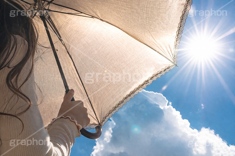 紫外線,日焼け,日傘,傘,日焼け止め,日焼け対策,日差し,UV,日光,太陽,対策,人物,女性,モデル,夏,猛暑,暑い,残暑,サマー,summer,umbrella,AI生成素材