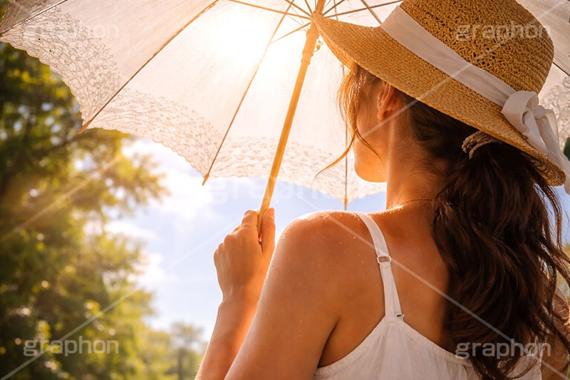 紫外線,UV,日差し,日傘,傘,日焼け,日焼け止め,日焼け対策,日光,太陽,対策,人物,女性,モデル,夏,猛暑,暑い,残暑,サマー,summer,umbrella,AI生成素材